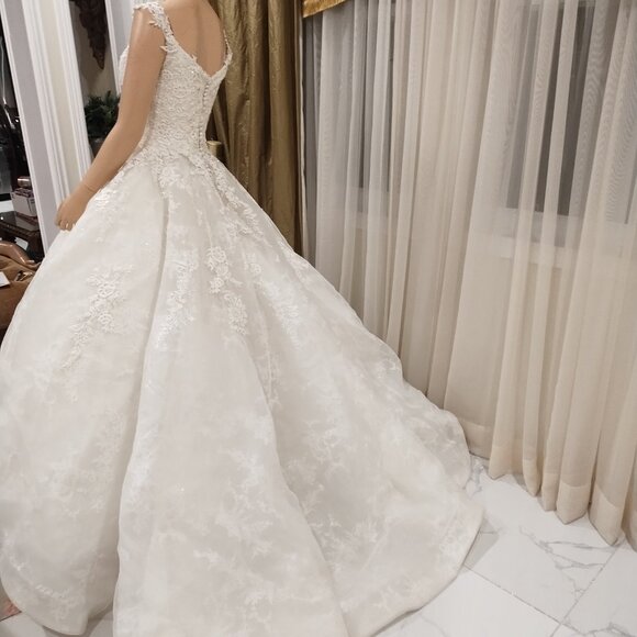 Wedding gown - Picture 2 of 2